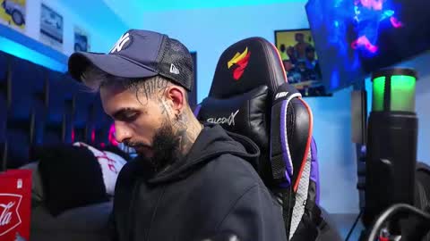 logan_hugh8 online show from 24, 2, 2026