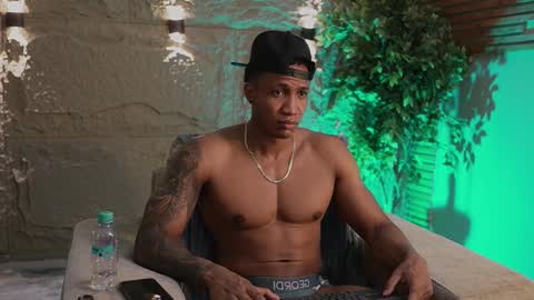 Snapshot of logan_varela chatting on 4, 12, 2025 logan_varela online show from 4, 12, 2025