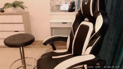  Lola  online show from 4, 2, 2025