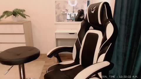  Lola  online show from 3, 3, 2025