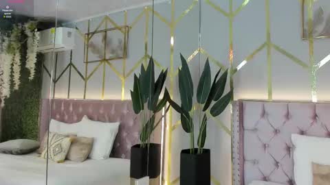 lola_saenz__ online show from 5, 2, 2026