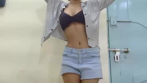 Snapshot of lolaa_darling chatting on 13, 10, 2025 lolaa online show from 13, 10, 2025