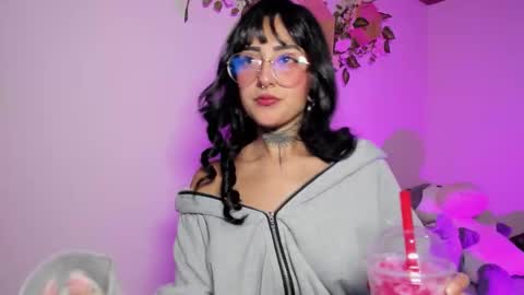 Snapshot of lolaleah_ chatting on 4, 3, 2026 Lola online show from 4, 3, 2026