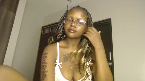 lolamia7 online show from 7, 3, 2025