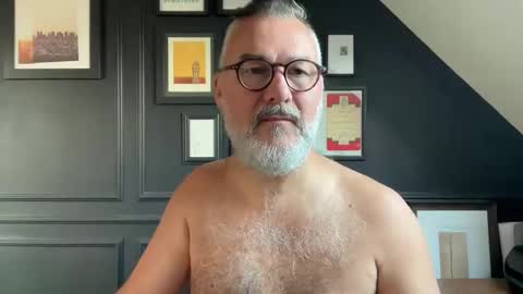 Snapshot of londongent2023 chatting on 15, 9, 2025 EnglishBear online show from 15, 9, 2025