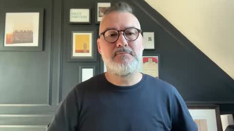 Snapshot of londongent2023 chatting on 6, 10, 2025 EnglishBear online show from 6, 10, 2025