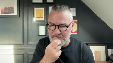 Snapshot of londongent2023 chatting on 9, 10, 2025 EnglishBear online show from 9, 10, 2025