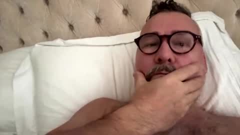 Snapshot of londongent2023 chatting on 16, 3, 2026 EnglishBear online show from 16, 3, 2026