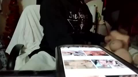 Snapshot of longstroks00 chatting on 22, 12, 2025 longstroks00 online show from 22, 12, 2025