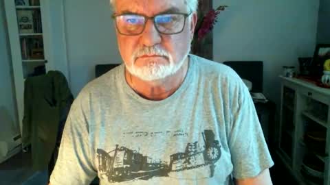 Snapshot of loop102 chatting on 18, 5, 2026 loop102 online show from 18, 5, 2026