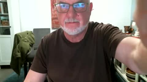 Snapshot of loop102 chatting on 6, 6, 2026 loop102 online show from 6, 6, 2026