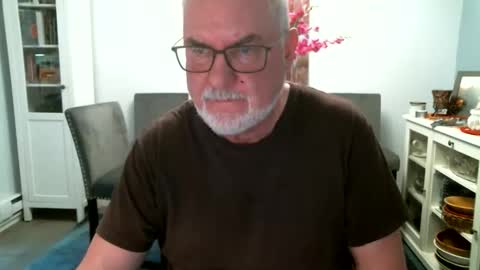 Snapshot of loop102 chatting on 8, 6, 2026 loop102 online show from 8, 6, 2026