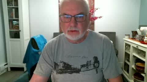 Snapshot of loop102 chatting on 28, 6, 2026 loop102 online show from 28, 6, 2026