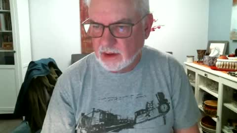 Snapshot of loop102 chatting on 18, 7, 2026 loop102 online show from 18, 7, 2026