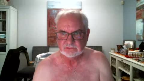 Snapshot of loop102 chatting on 7, 8, 2026 loop102 online show from 7, 8, 2026