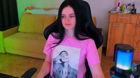 Snapshot of lora_cain chatting on 4, 3, 2025 Lora Cain online show from 4, 3, 2025