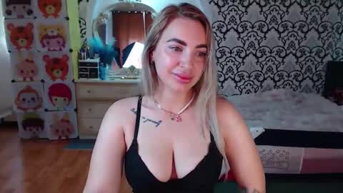Queen LoraSinClare online show from 4, 6, 2026