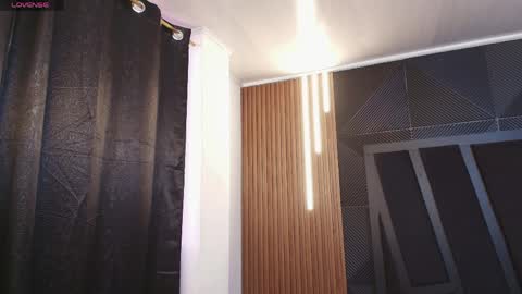  L O R E N Z O  Thumbs Up help  online show from 2, 4, 2026