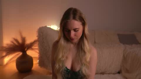 Snapshot of lorrie_love_story chatting on 17, 3, 2026 Lorrie online show from 17, 3, 2026