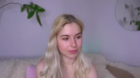 Snapshot of lorrie_love_story chatting on 19, 4, 2026 Lorrie online show from 19, 4, 2026