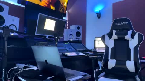 Snapshot of love4heelz chatting on 9, 3, 2025 Prynce online show from 9, 3, 2025