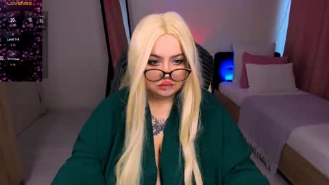 Snapshot of love_insidee chatting on 2, 2, 2025 Sailor online show from 2, 2, 2025