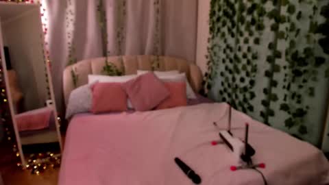 Snapshot of love_is_lola chatting on 4, 12, 2025 Lola online show from 4, 12, 2025