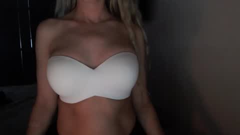 Snapshot of love_on_ chatting on 1, 5, 2026 LoVe On online show from 1, 5, 2026