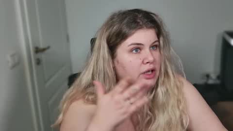 Snapshot of love_wiggy18 chatting on 11, 11, 2025 Ally online show from 11, 11, 2025