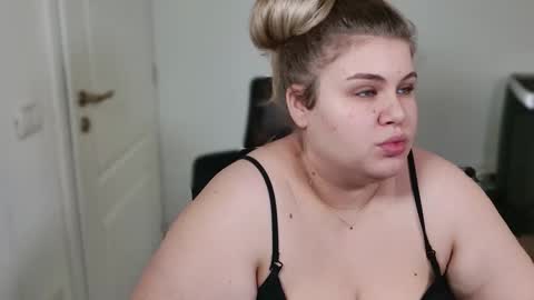 Snapshot of love_wiggy18 chatting on 13, 11, 2025 Ally online show from 13, 11, 2025