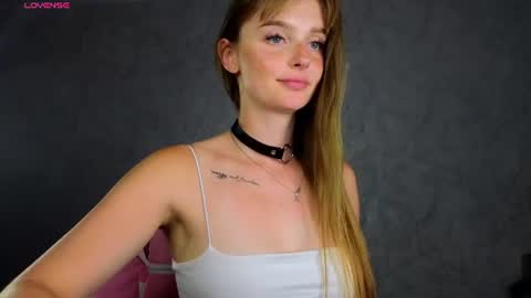 Snapshot of lovelly_molly chatting on 10, 7, 2026 Molly online show from 10, 7, 2026