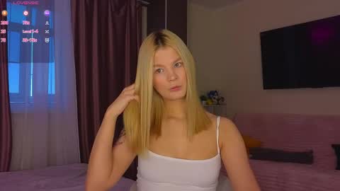 Snapshot of lovely_babyy chatting on 7, 4, 2026 Jenny online show from 7, 4, 2026