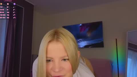 Snapshot of lovely_babyy chatting on 25, 4, 2026 Jenny online show from 25, 4, 2026