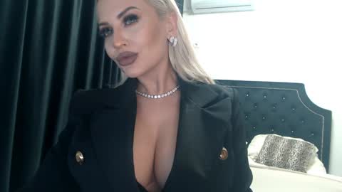 Snapshot of lovelyblondyxxx chatting on 10, 12, 2024 PrAllinXXXa online show from 10, 12, 2024