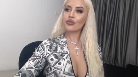 Snapshot of lovelyblondyxxx chatting on 18, 1, 2025 PrAllinXXXa online show from 18, 1, 2025