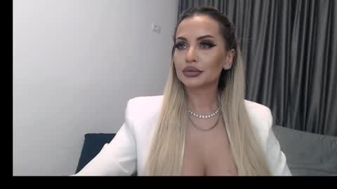 Snapshot of lovelyblondyxxx chatting on 7, 3, 2025 PrAllinXXXa online show from 7, 3, 2025