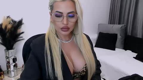 Snapshot of lovelyblondyxxx chatting on 27, 10, 2025 PrAllinXXXa online show from 27, 10, 2025