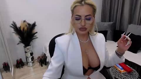 Snapshot of lovelyblondyxxx chatting on 27, 10, 2025 PrAllinXXXa online show from 27, 10, 2025