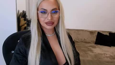 Snapshot of lovelyblondyxxx chatting on 6, 3, 2026 PrAllinXXXa online show from 6, 3, 2026