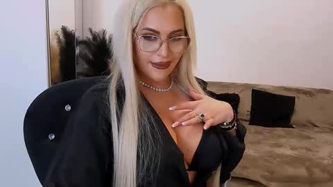Snapshot of lovelyblondyxxx chatting on 9, 3, 2026 PrAllinXXXa online show from 9, 3, 2026