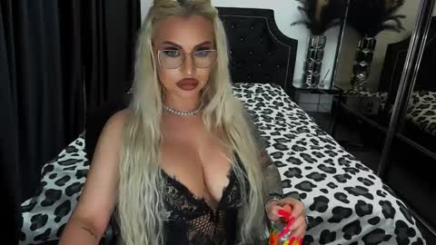 Snapshot of lovelyblondyxxx chatting on 21, 3, 2026 PrAllinXXXa online show from 21, 3, 2026