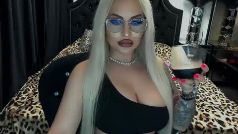 Snapshot of lovelyblondyxxx chatting on 28, 3, 2026 PrAllinXXXa online show from 28, 3, 2026