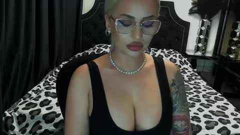 Snapshot of lovelyblondyxxx chatting on 4, 5, 2026 PrAllinXXXa online show from 4, 5, 2026