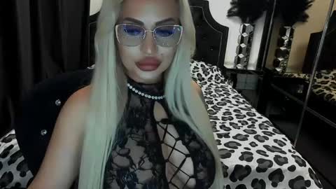 Snapshot of lovelyblondyxxx chatting on 7, 5, 2026 PrAllinXXXa online show from 7, 5, 2026