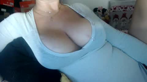 Snapshot of lovelywoman22 chatting on 15, 12, 2024 lovelywoman22 online show from 15, 12, 2024