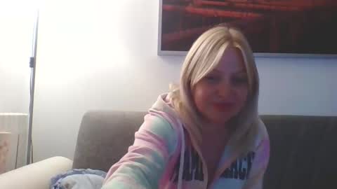 Snapshot of lovestar544963 chatting on 18, 12, 2025 Marlyn online show from 18, 12, 2025