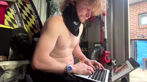 Snapshot of lowkey42011 chatting on 21, 10, 2025 lowkey42011 online show from 21, 10, 2025