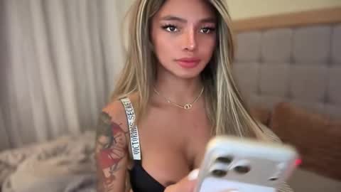 Snapshot of lowla_19 chatting on 23, 4, 2026 Candice online show from 23, 4, 2026