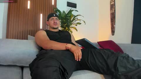 Snapshot of lucasanto_ chatting on 11, 11, 2025 LUCA SANTOS online show from 11, 11, 2025