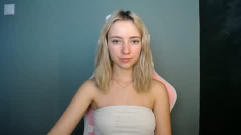 Snapshot of luciacam20 chatting on 7, 7, 2026 Lucy online show from 7, 7, 2026